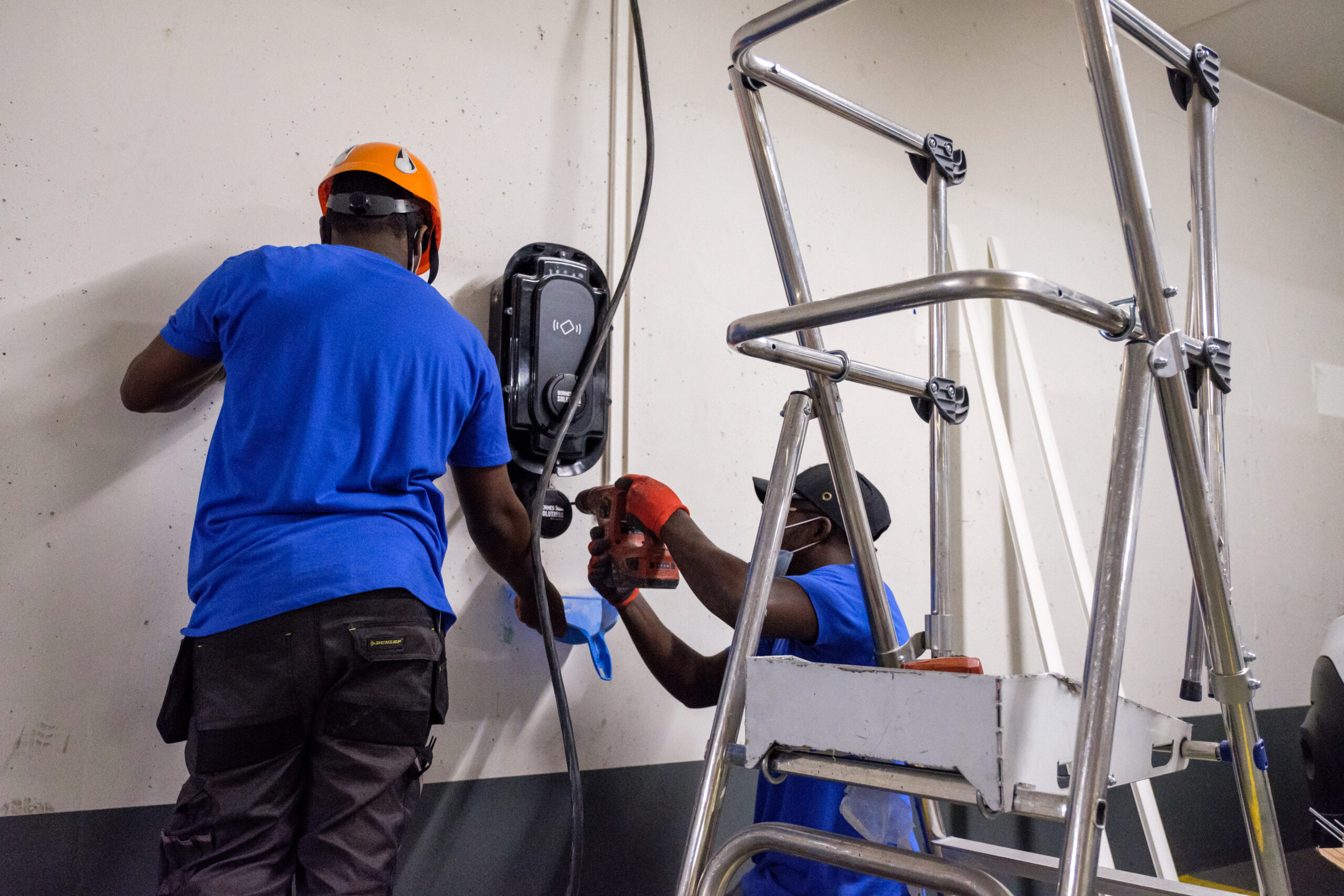 découvrez nos services d'installation de bornes de recharge pour véhicules électriques. profitez d'une expertise à domicile pour une solution rapide, sécurisée et adaptée à vos besoins. faites le choix d'une mobilité durable dès aujourd'hui.