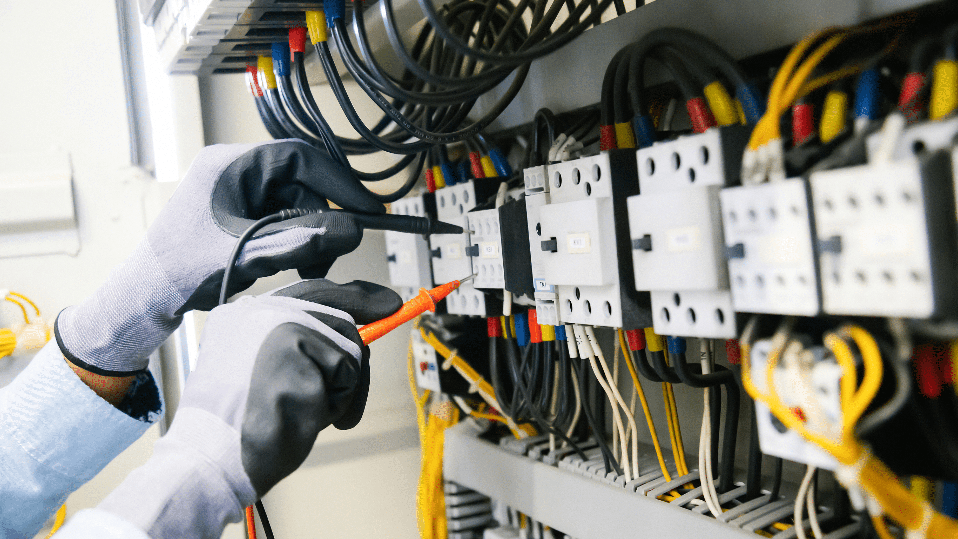 découvrez nos services d'installation électrique professionnels pour tous vos besoins résidentiels et commerciaux. bénéficiez de l'expertise de nos installateurs qualifiés et sûr pour assurer une installation sécurisée et conforme aux normes en vigueur.