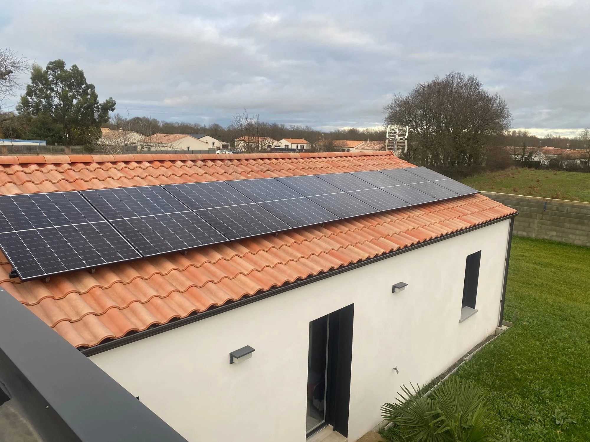découvrez nos services d'installation de panneaux photovoltaïques en vendée. profitez d'une énergie renouvelable et économique, tout en bénéficiant d'un accompagnement personnalisé pour votre projet solaire. notre équipe d'experts est à votre disposition pour maximiser l'efficacité énergétique de votre habitat.