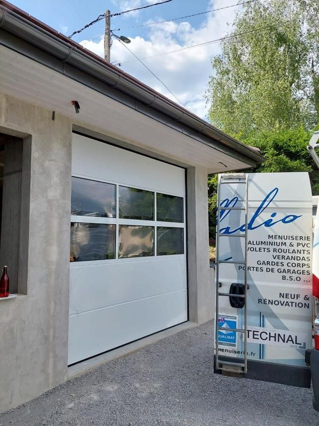 découvrez nos services d'installation de portes de garage sur mesure. profitez d'un travail professionnel, rapide et efficace pour sécuriser votre maison tout en ajoutant une touche esthétique. contactez-nous pour un devis gratuit!