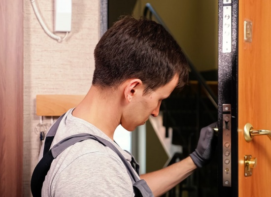 besoin d'un installateur de porte qualifié ? faites appel à nos experts pour une installation rapide, professionnelle et adaptée à vos besoins. garantissez sécurité et esthétique à votre intérieur grâce à notre savoir-faire.