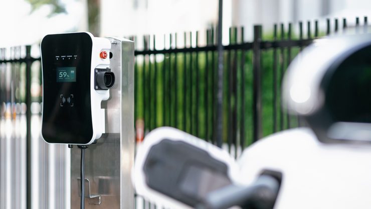 découvrez nos services d'installation de bornes de recharge pour véhicules électriques (ev). profitez d'une expertise professionnelle pour une installation rapide et fiable, adaptée à vos besoins spécifiques. faites le plein d'énergie pour votre voiture électrique avec notre équipe d’installateurs certifiés.