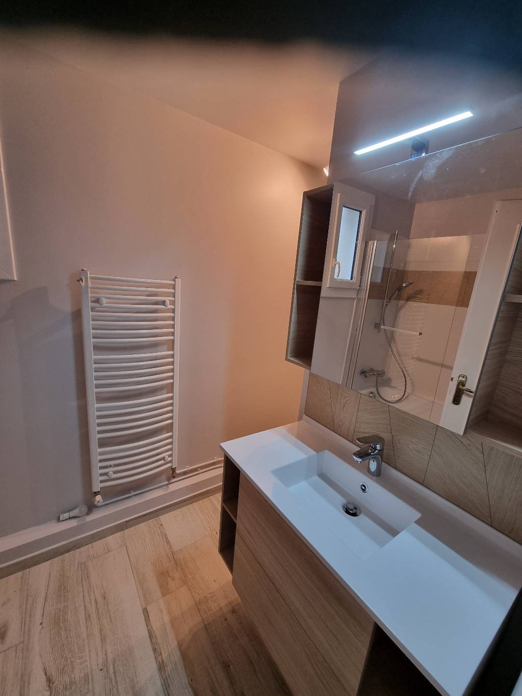 découvrez nos services d'installation de salle de bain dans le val-d'oise (95). profitez d'un accompagnement personnalisé pour créer une salle de bain fonctionnelle et esthétique, adaptée à vos besoins et à votre budget. contactez-nous pour un devis gratuit et transformez votre espace avec des experts à votre service.
