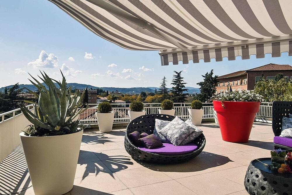 découvrez nos services d'installation de stores extérieurs pour protéger votre maison du soleil tout en ajoutant une touche esthétique. profitez d'une expertise professionnelle et d'un large choix de modèles adaptés à vos besoins.