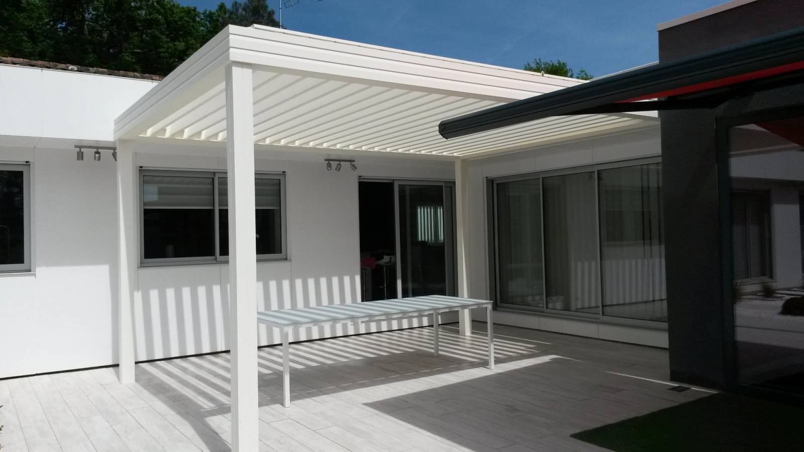 découvrez nos services d'installation de vélum pour embellir votre espace extérieur. professionnels expérimentés, nous vous garantissons une pose parfaite et un choix varié de designs pour répondre à vos besoins. transformez votre jardin ou votre terrasse en un lieu convivial et agréable.