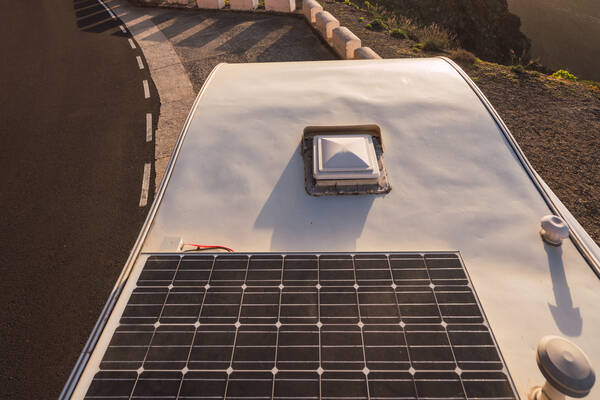 découvrez comment installer un panneau solaire sur votre camping-car pour profiter d'une autonomie énergétique en pleine nature. suivez notre guide étape par étape pour optimiser votre espace et réduire votre empreinte carbone tout en voyageant.