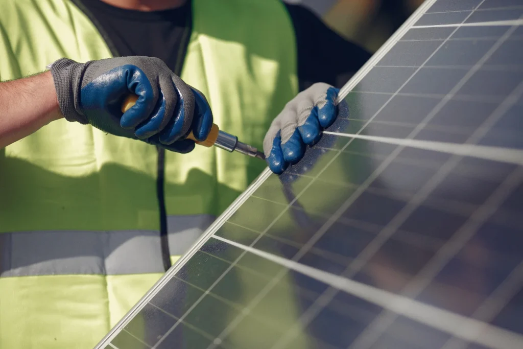 optimisez la performance de votre installation solaire à la rochelle avec nos services de maintenance photovoltaïque. bénéficiez d'un suivi expert pour garantir la durabilité et l'efficacité de vos panneaux solaires.