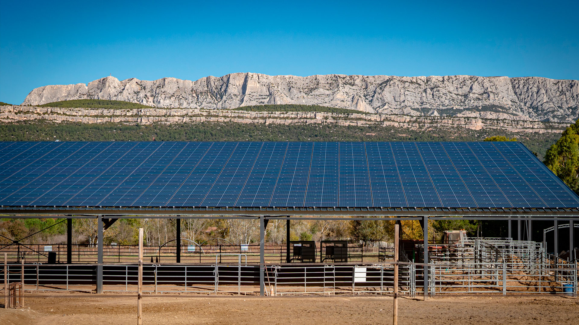 découvrez notre manège équestre photovoltaïque, une installation innovante alliant l'équitation durable et l'énergie renouvelable. profitez d'un espace d'entraînement agréable tout en préservant l'environnement.