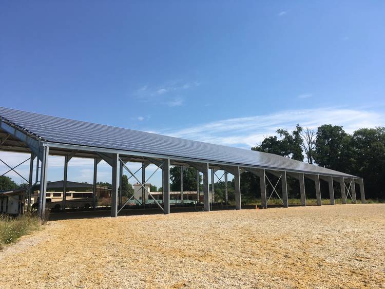 découvrez notre manège équestre solaire, un espace innovant et écologique dédié aux passionnés d'équitation. profitez d'un entraînement optimal à l'abri des intempéries tout en respectant l'environnement grâce à notre installation alimentée par énergie solaire.
