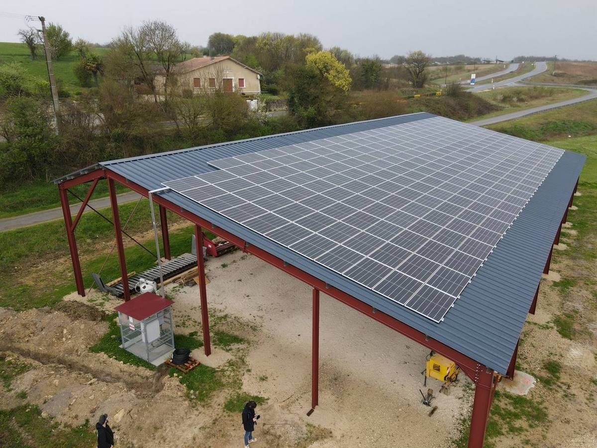 découvrez notre manège équestre solaire, un espace équestre innovant et respectueux de l'environnement. profitez d'une expérience unique de chevaux en harmonie avec la nature, grâce à une énergie renouvelable et des installations modernes.