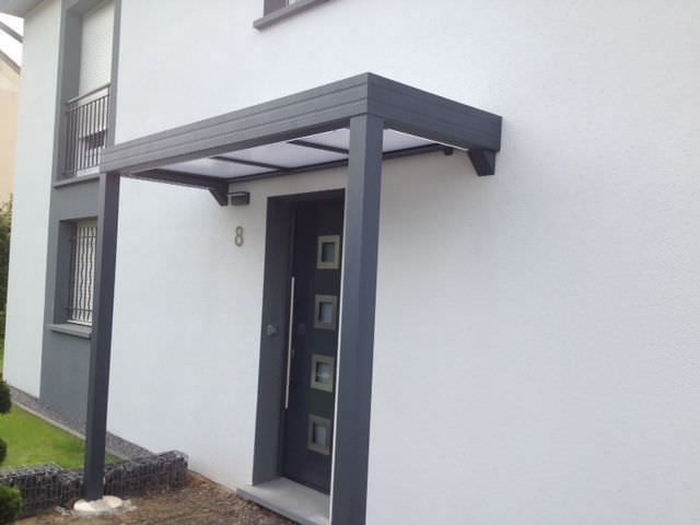 découvrez la marquise pv, une solution élégante et fonctionnelle pour protéger votre entrée tout en apportant une touche d'esthétisme à votre façade. idéale pour abriter vos visiteurs des intempéries, elle combine design moderne et durabilité.