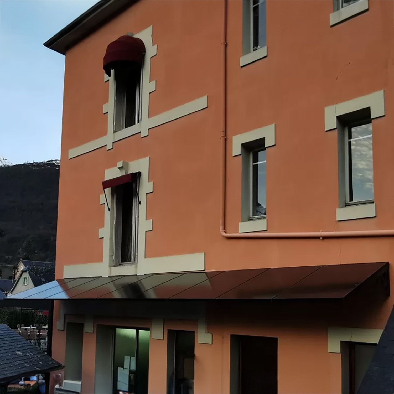 découvrez la marquise solaire, une solution élégante et écologique pour protéger votre entrée tout en bénéficiant d'une source d'énergie renouvelable. alliant design moderne et praticité, elle embellit votre espace extérieur tout en réduisant votre empreinte carbone.