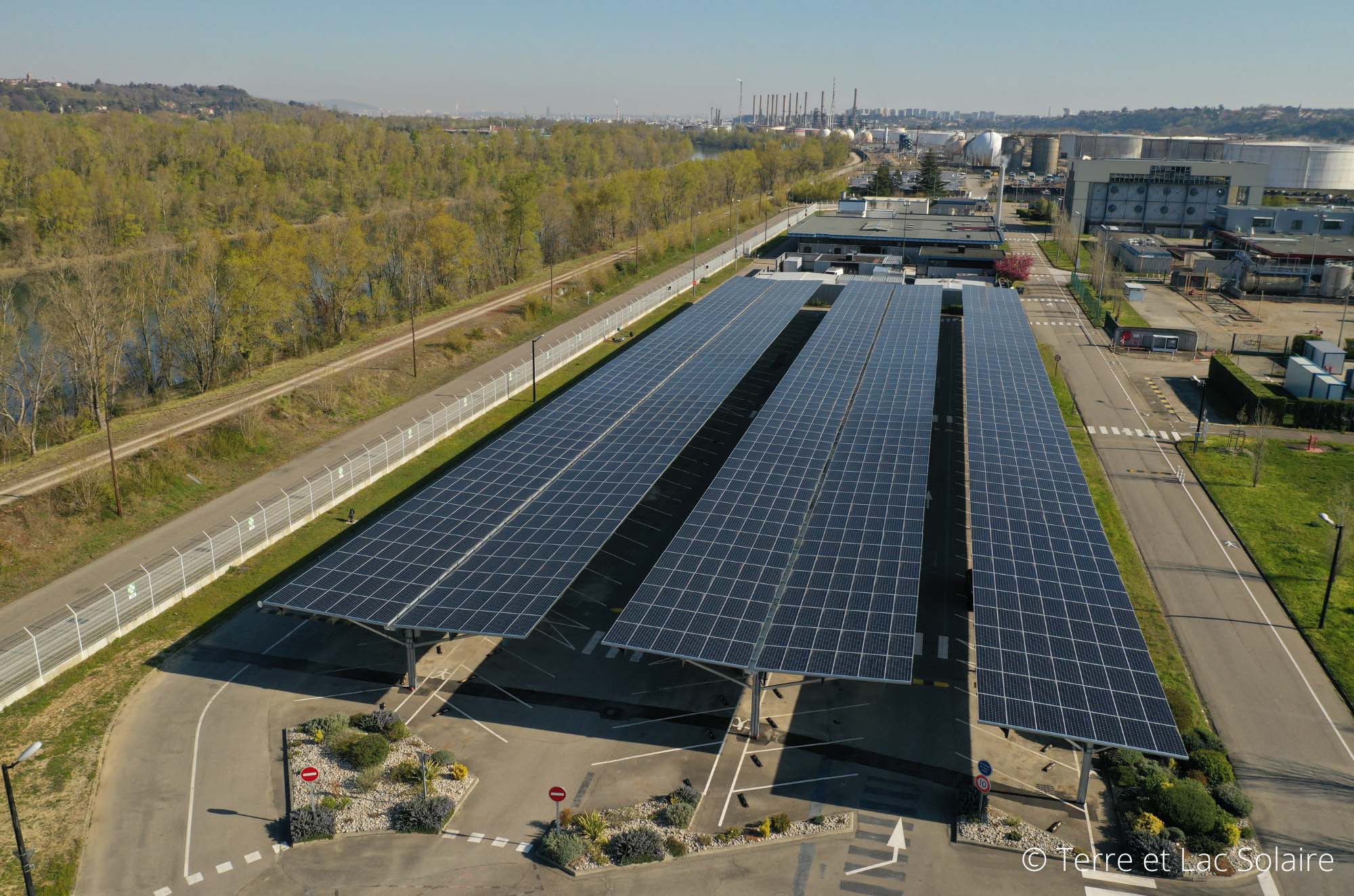 découvrez l'ombriaire photovoltaïque, une solution innovante qui transforme l'énergie solaire en électricité tout en préservant l'esthétique de votre espace. optimisez votre consommation énergétique et participez à la transition écologique avec cette technologie durable.