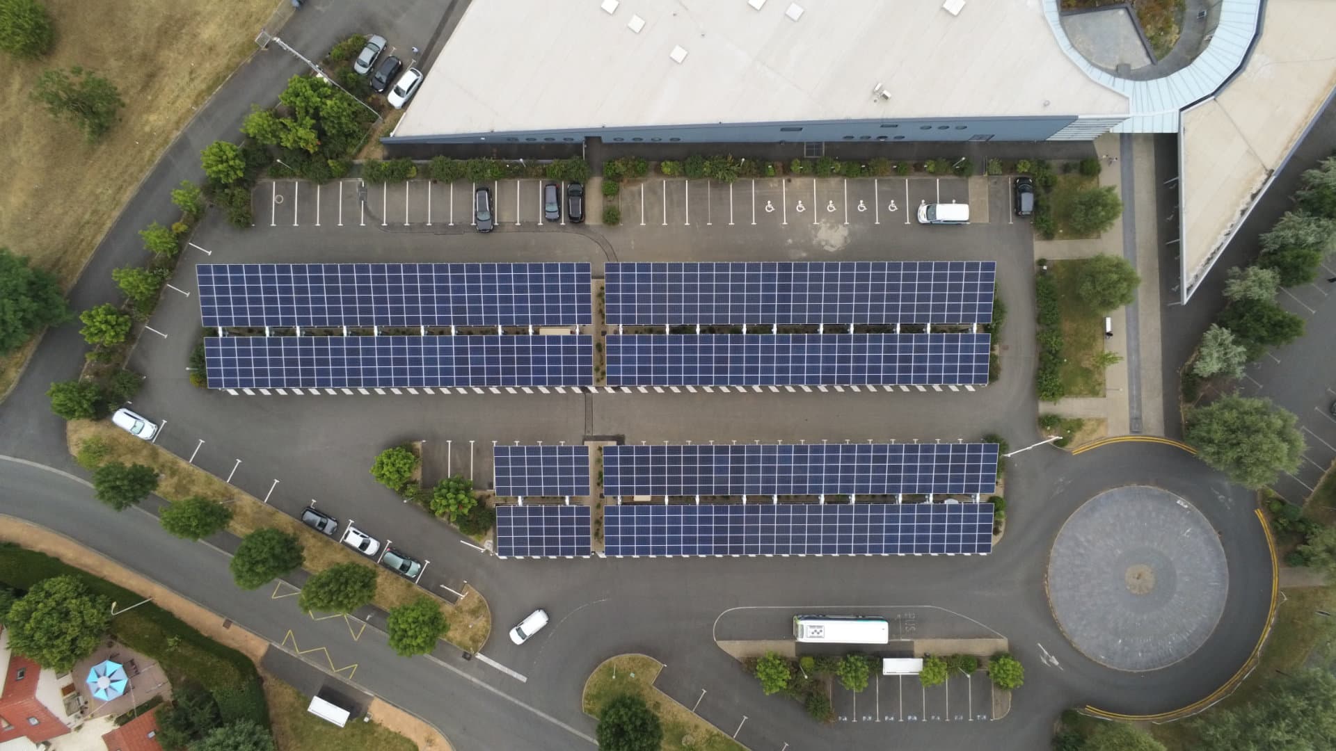découvrez les avantages des ombrières photovoltaïques, une solution innovante qui combine protection solaire et production d'énergie renouvelable. idéales pour les parkings et espaces extérieurs, elles maximisent l'utilisation de l'espace tout en contribuant à la transition énergétique.