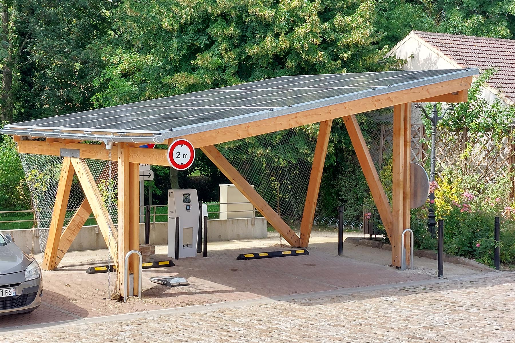 découvrez les avantages des ombrières photovoltaïques : une solution écologique et esthétique pour optimiser l'espace de stationnement tout en produisant de l'énergie renouvelable. idéales pour réduire votre empreinte carbone, ces structures permettent de bénéficier d'une ombre agréable tout en valorisant votre parc auto.
