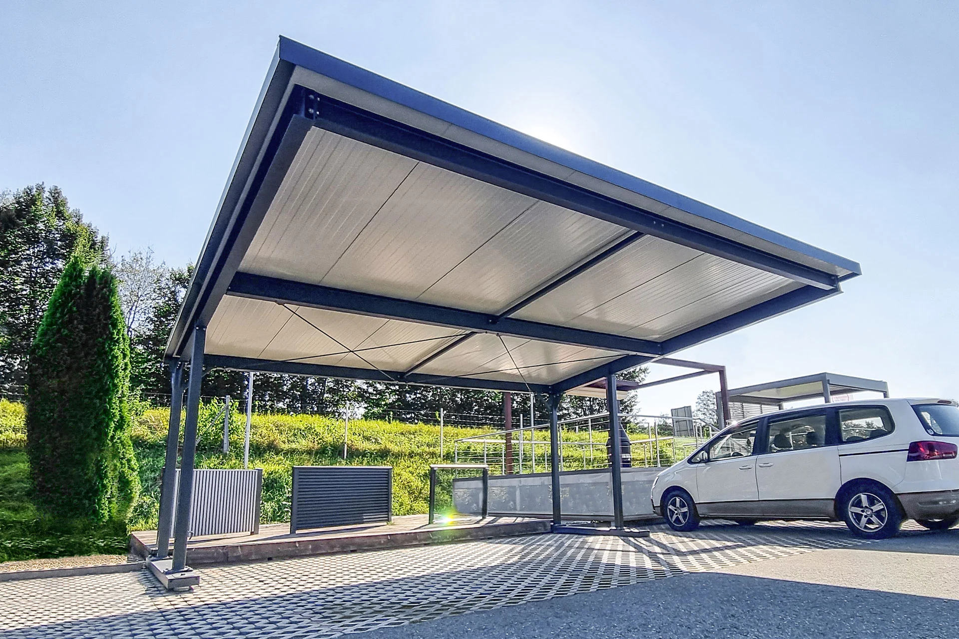 découvrez les avantages des ombrières photovoltaïques (pv), une solution innovante alliant protection solaire et production d'énergie renouvelable. idéales pour parkings et espaces extérieurs, elles contribuent à une consommation énergétique durable tout en préservant l'environnement.