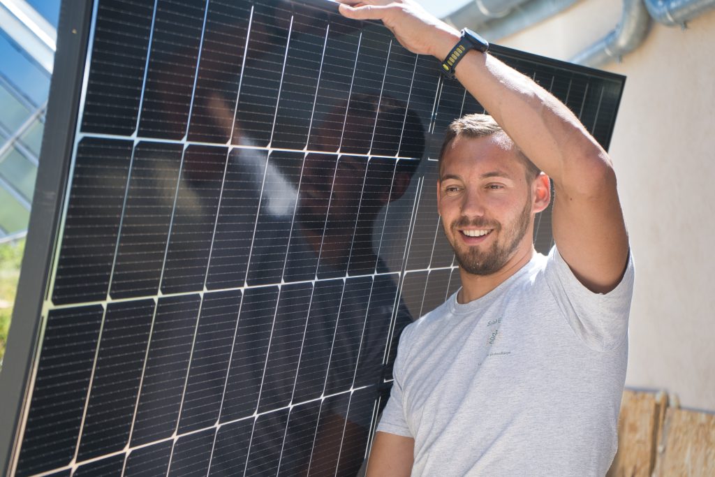 découvrez comment un panneau solaire 1 kwc peut générer des économies substantielles sur vos factures d'électricité. explorez les avantages écologiques et économiques d'une installation solaire pour un avenir durable.