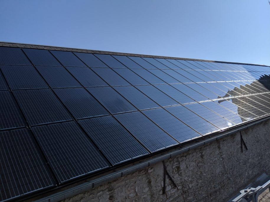 découvrez les avantages des panneaux photovoltaïques noirs, une solution esthétique et efficace pour produire de l'énergie solaire. optez pour une installation qui allie performance et design pour votre maison ou votre entreprise.