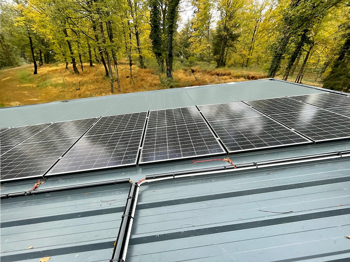 découvrez les avantages des panneaux photovoltaïques pour votre toiture. transformez votre toit en source d'énergie renouvelable et réduisez vos factures d'électricité tout en contribuant à la protection de l'environnement. profitez d'une installation de qualité et d'économies sur le long terme.