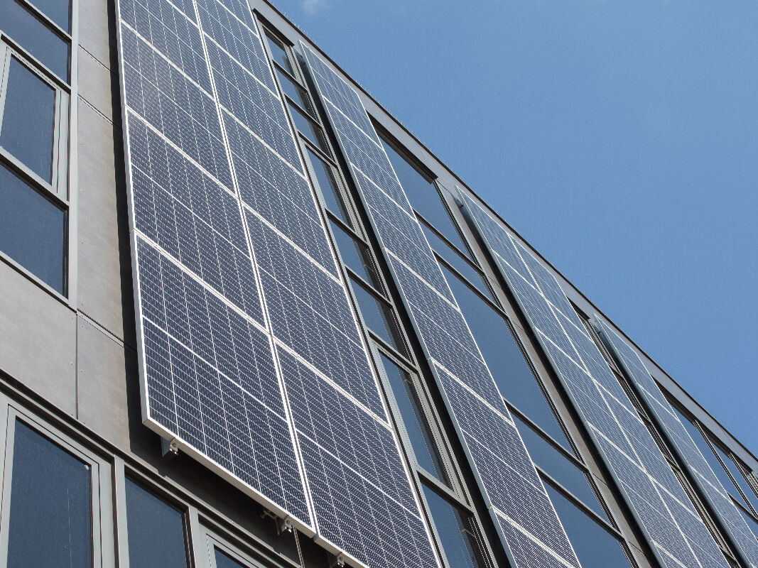 découvrez les avantages des panneaux photovoltaïques verticaux pour optimiser votre production d'énergie solaire. idéals pour les espaces réduits, ces systèmes innovants maximisent l'efficacité tout en s'intégrant harmonieusement dans votre environnement.