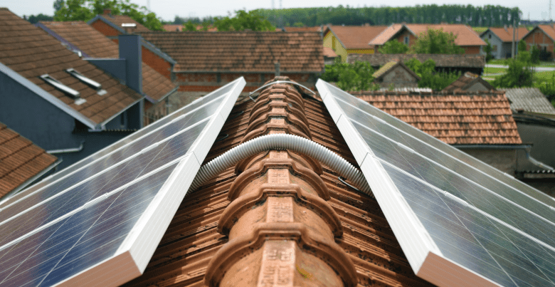 découvrez les avantages des panneaux solaires en copropriété : économisez sur vos factures d'énergie, contribuez à la transition écologique et valorisez votre patrimoine. informez-vous sur les installations communes, les aides financières et les réglementations en vigueur.