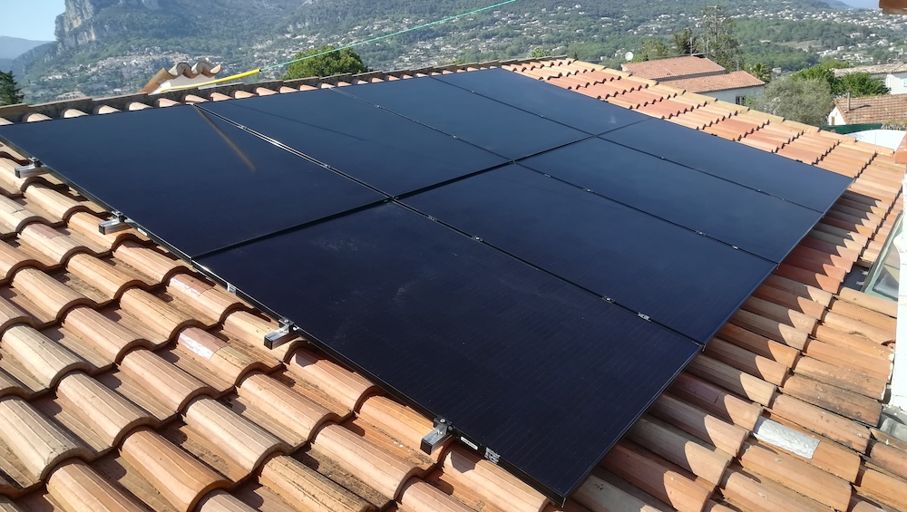 découvrez les avantages des panneaux solaires pour toiture : une solution écologique et économique pour produire votre propre électricité, réduire vos factures d'énergie et contribuer à la transition énergétique.