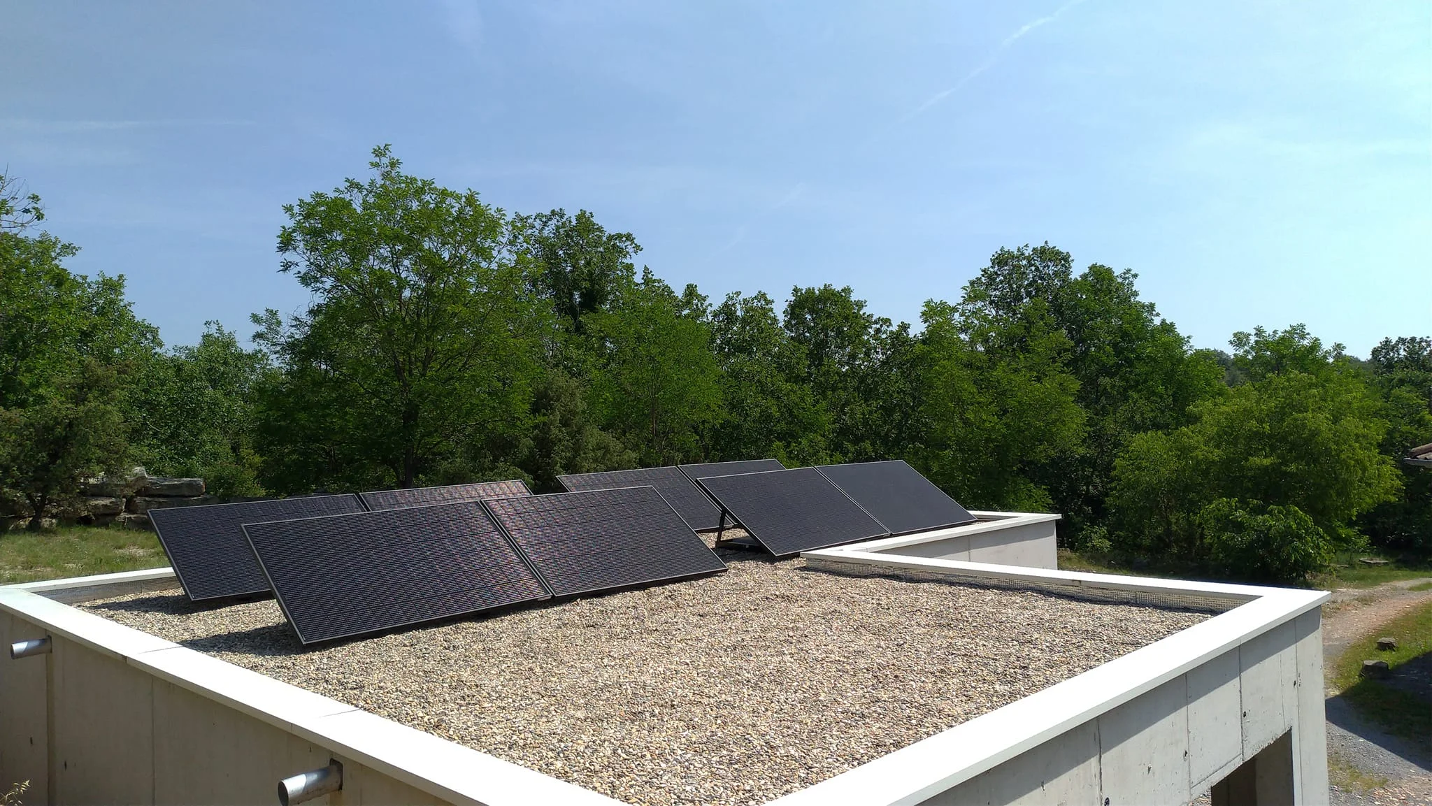 découvrez comment les panneaux solaires sur toiture peuvent transformer votre maison en une source d'énergie durable. maximisez vos économies et contribuez à la protection de l'environnement grâce à des solutions innovantes et accessibles.