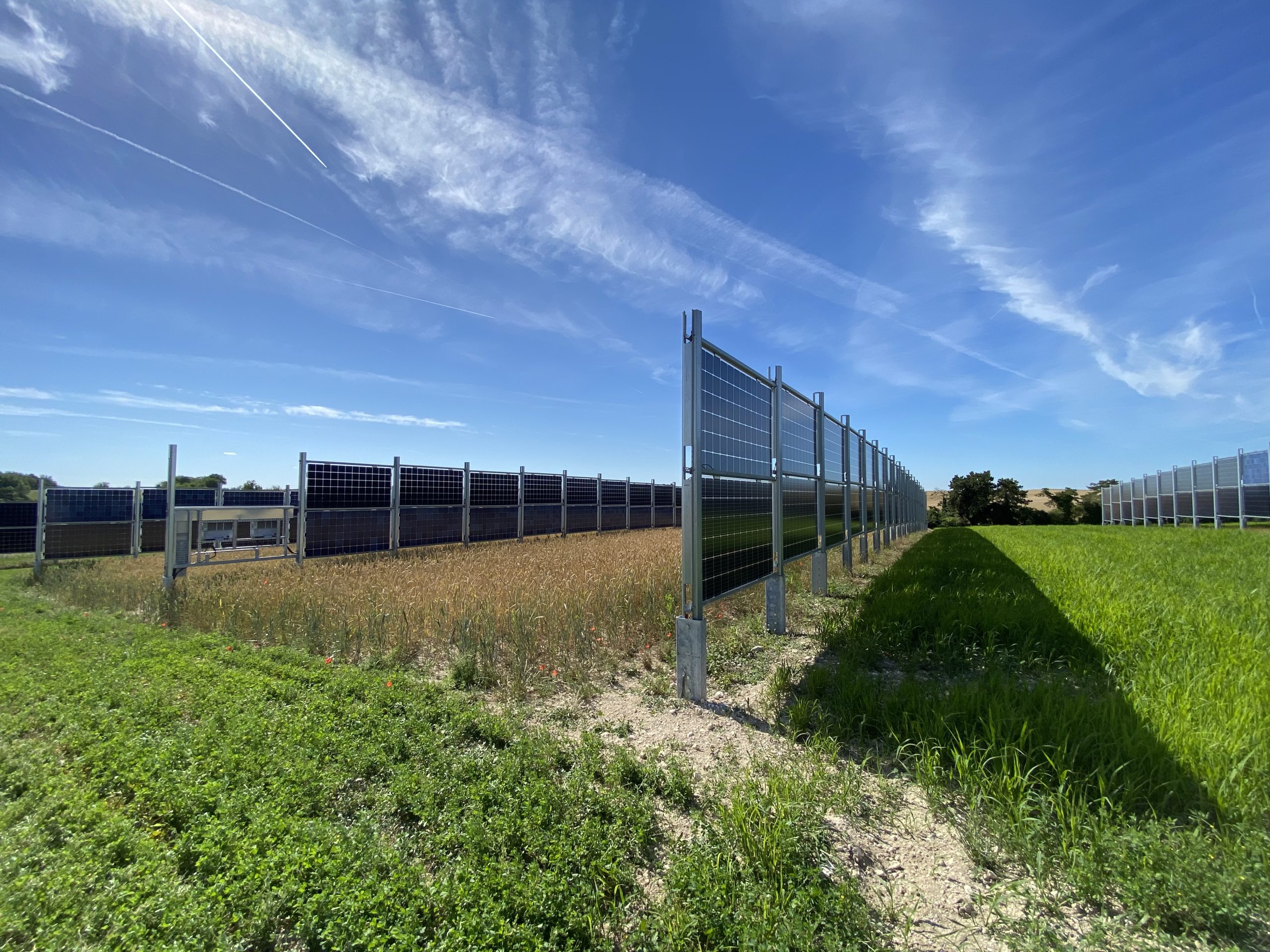 découvrez les avantages des panneaux solaires verticaux, une solution innovante pour optimiser la production d'énergie renouvelable tout en s'intégrant harmonieusement dans votre environnement. idéaux pour les espaces restreints, ces panneaux offrent une alternative efficace et esthétique pour capter l'énergie solaire.
