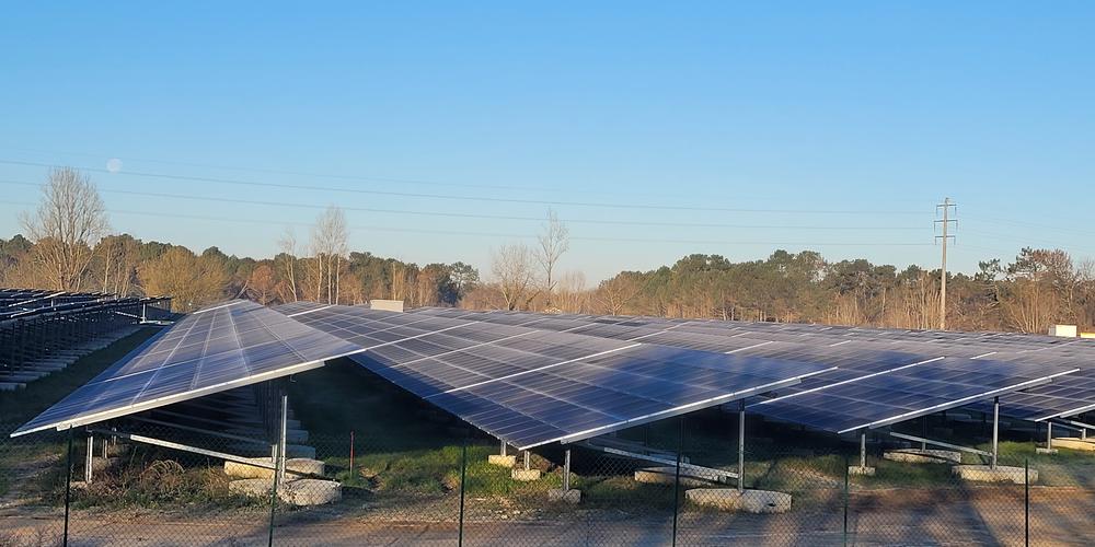 découvrez le parc solaire en gironde, une initiative écologique innovante qui exploite l'énergie solaire pour produire une électricité propre et durable. profitez de notre engagement pour l'environnement et d'une vue panoramique sur des panneaux solaires étincelants au cœur du paysage girondin.