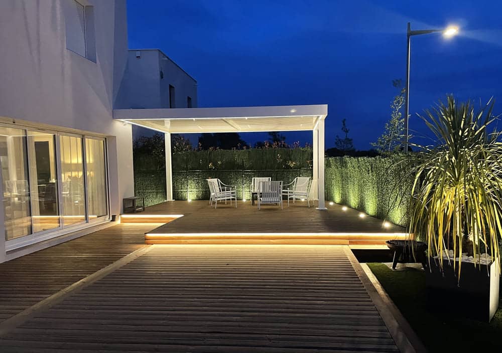 découvrez notre pergola solaire, alliant esthétisme et innovation. profitez d'un espace extérieur ombragé tout en bénéficiant d'une énergie renouvelable grâce à ses panneaux solaires intégrés. idéale pour embellir votre jardin ou votre terrasse, elle est la solution parfaite pour allier confort et respect de l'environnement.