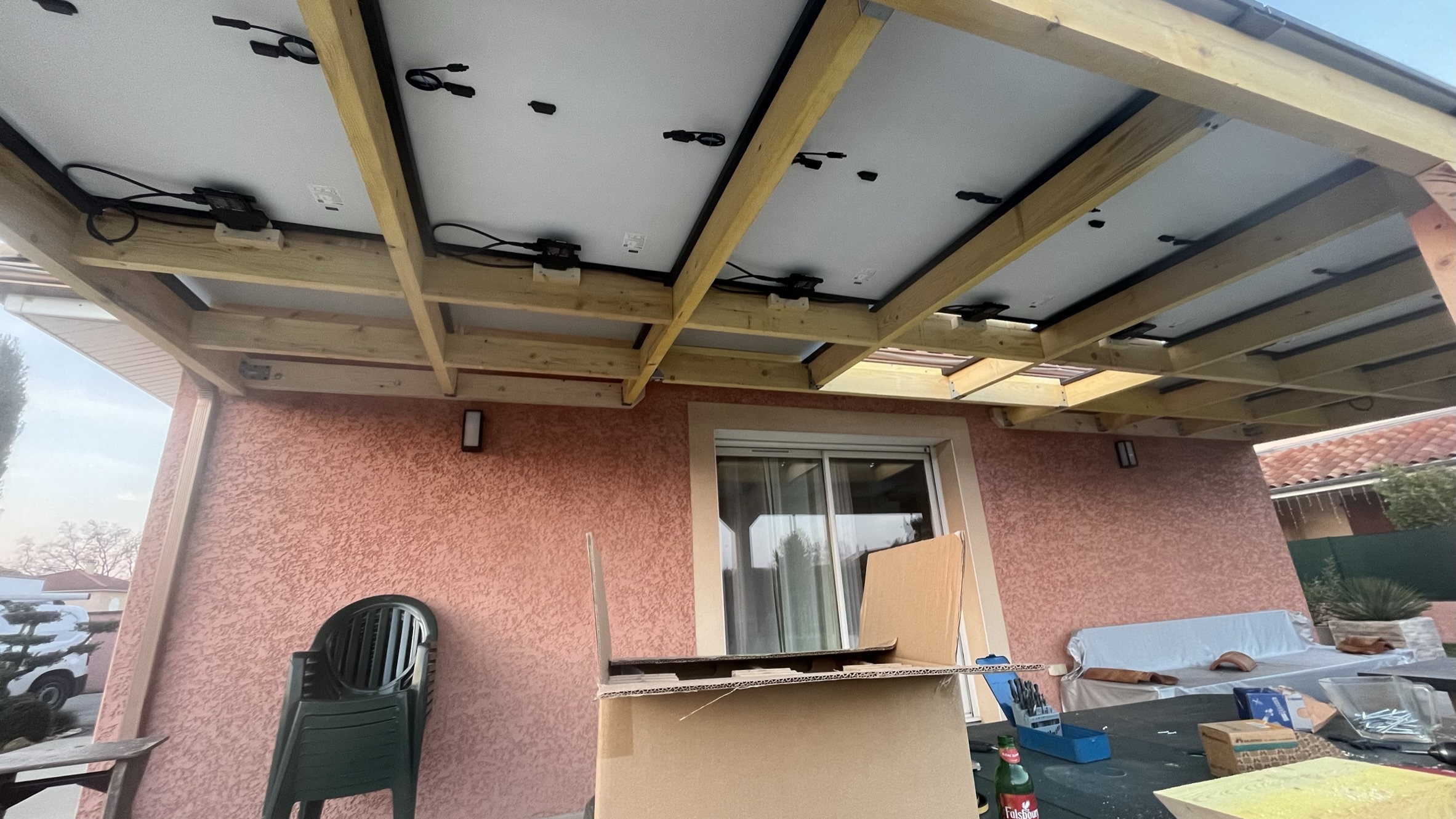 découvrez notre pergola solaire, une solution moderne et esthétique pour ombrager votre espace extérieur tout en produisant de l'énergie verte. profitez d'un confort optimal, d'une ambiance chaleureuse et d'une protection efficace contre les intempéries. transformez votre jardin en un havre de paix éco-responsable.