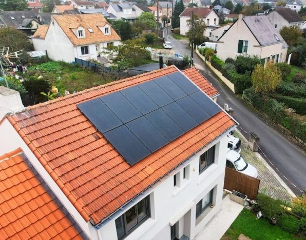 découvrez le monde du photovoltaïque : une solution d'énergie renouvelable qui transforme la lumière du soleil en électricité. apprenez comment cette technologie durable contribue à la protection de l'environnement et à la réduction des factures d'énergie. explorez les avantages, les installations et les innovations dans le domaine du photovoltaïque.