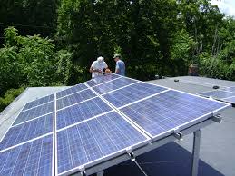 découvrez les avantages du photovoltaïque à domicile : économisez sur vos factures d'électricité, contribuez à la transition énergétique et valorisez votre patrimoine grâce à l'énergie solaire.