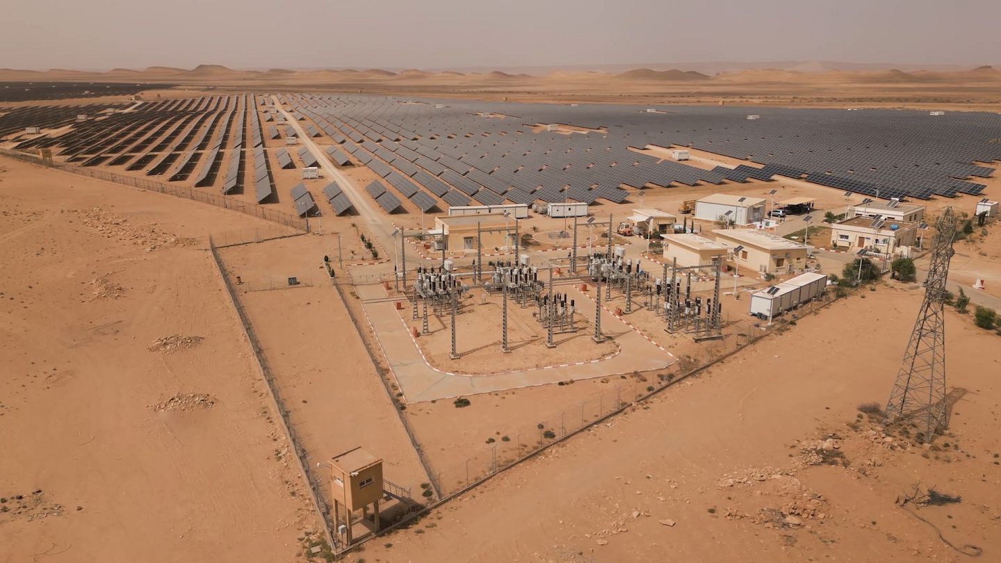 découvrez les solutions photovoltaïques en algérie, un pays riche en potentiel solaire. apprenez comment l'énergie solaire peut transformer votre consommation d'électricité, réduire vos factures et contribuer à la transition énergétique durable en algérie. explorez les opportunités d'investissement et les avancées technologiques dans le secteur du photovoltaïque.