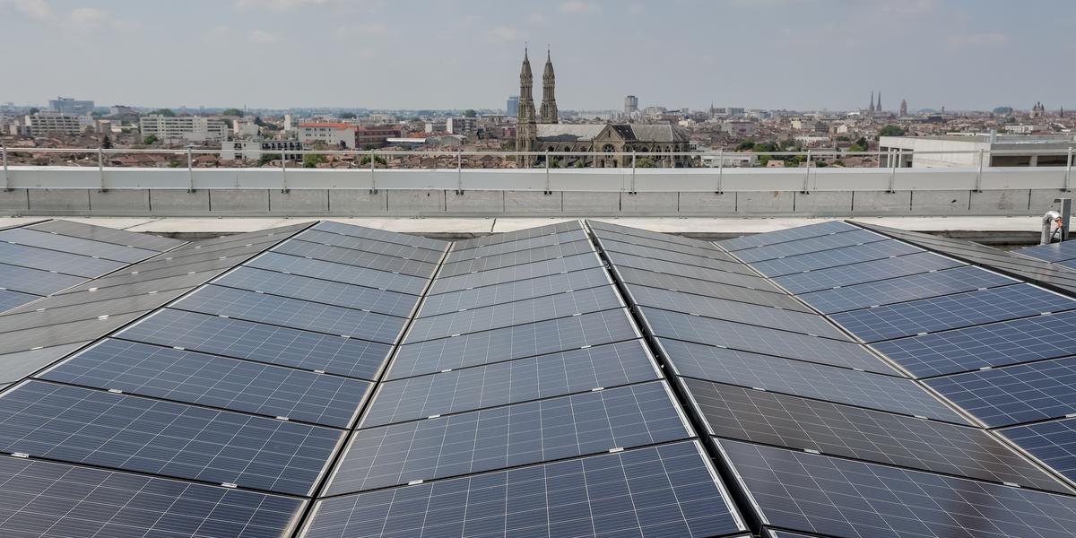 découvrez tout sur le photovoltaïque à bordeaux : installations, avantages, aides financières et conseils pour une transition énergétique réussie dans cette belle ville. optez pour des solutions durables et économiques pour votre consommation d'énergie.