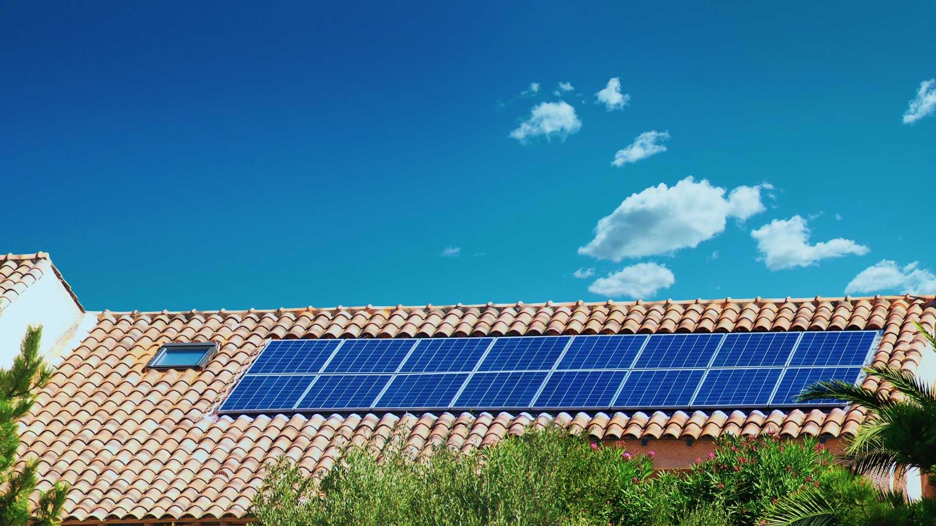 découvrez tout sur le photovoltaïque en france : avantages, technologies, aides financières et impact sur l'environnement. optez pour l'énergie solaire et contribuez à un avenir durable.
