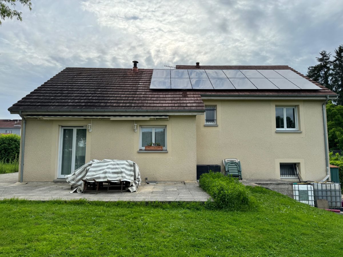 découvrez comment le photovoltaïque peut transformer votre maison en une source d'énergie durable et économique. apprenez-en plus sur les avantages des panneaux solaires pour les particuliers, les aides financières disponibles et comment réduire votre empreinte carbone tout en réalisant des économies sur vos factures d'électricité.