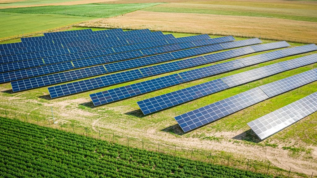 découvrez l'univers des panneaux photovoltaïques : comment ils fonctionnent, leurs avantages pour l'environnement et votre portefeuille, ainsi que les dernières innovations technologiques. adoptez l'énergie solaire et participez à la transition énergétique dès aujourd'hui!