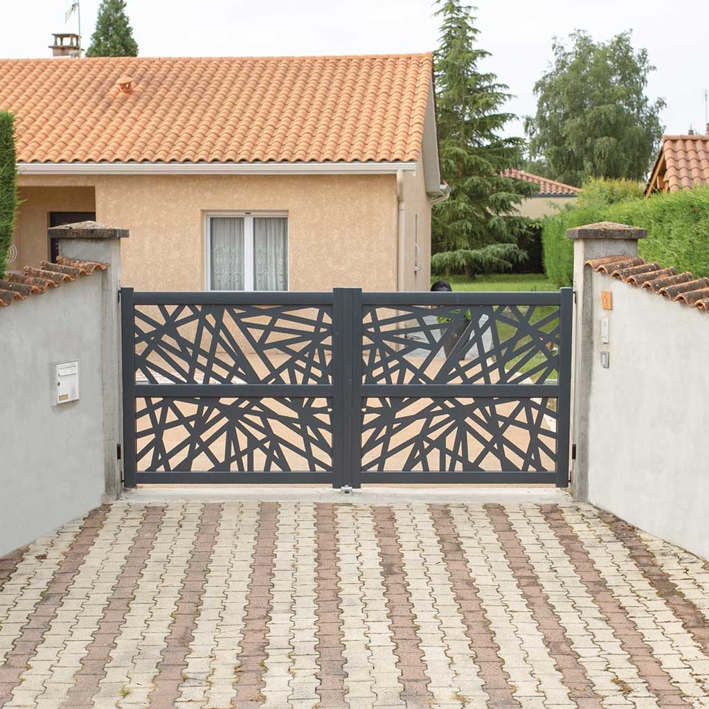 découvrez notre sélection de portails design et sécurisés, adaptés à tous les styles de votre extérieur. améliorez l'entrée de votre maison avec nos options personnalisables, alliant esthétisme et praticité.