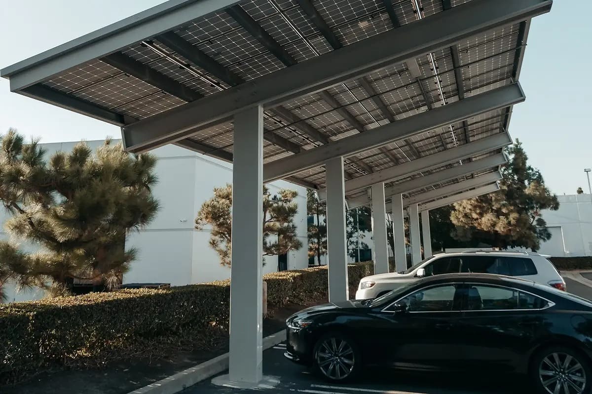 découvrez les prix des abris pour voitures équipés de panneaux photovoltaïques. explorez les avantages d'une solution écologique pour protéger votre véhicule tout en générant votre propre énergie solaire.