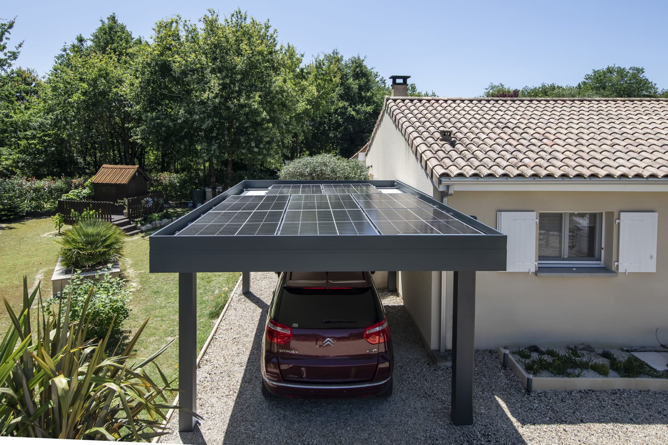découvrez les prix des abris pour voitures équipés de panneaux photovoltaïques. alliez protection de votre véhicule et génération d'énergie solaire tout en maîtrisant votre budget grâce à nos solutions adaptées.