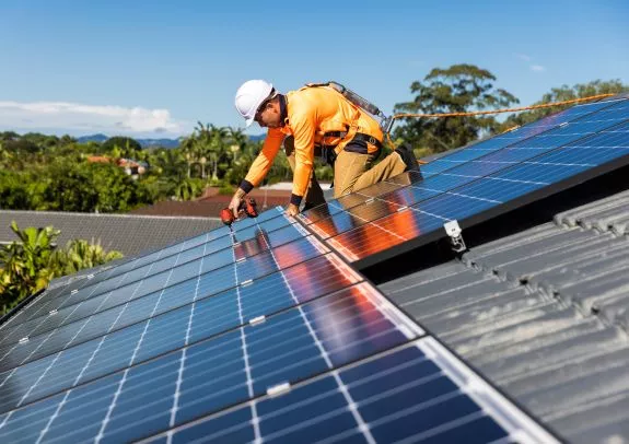 découvrez notre guide complet sur la réglementation solaire en france. informez-vous sur les normes, les subventions et les obligations légales pour optimiser votre installation solaire et profiter des avantages environnementaux et économiques.