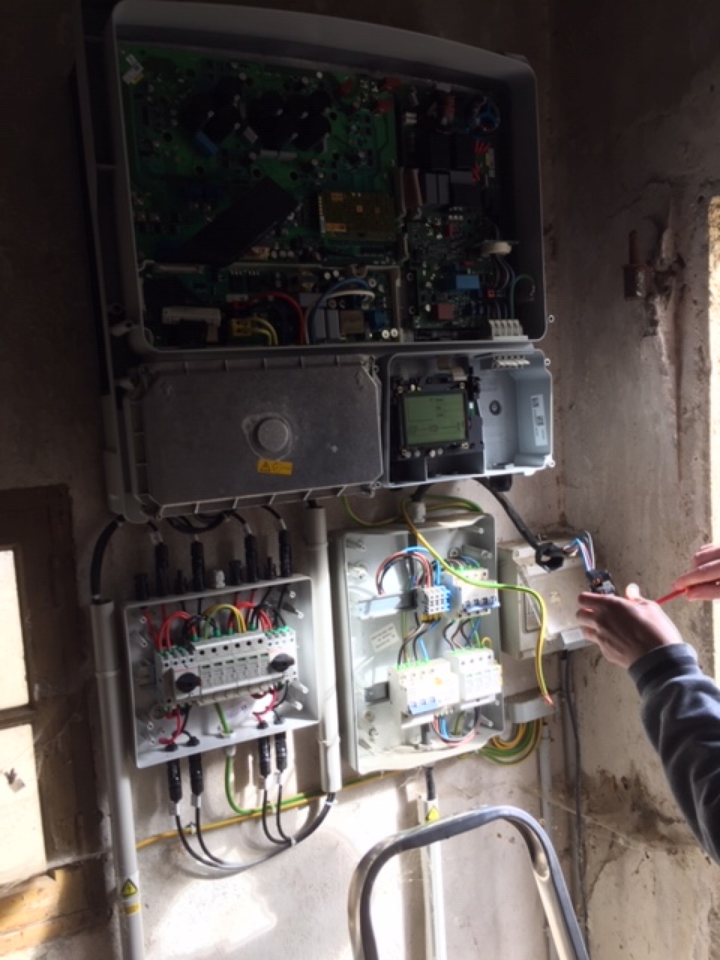 découvrez nos services de remplacement d'onduleurs pour assurer la continuité et la fiabilité de votre alimentation électrique. nos experts vous accompagnent dans le choix et l'installation d'un nouvel onduleur adapté à vos besoins.