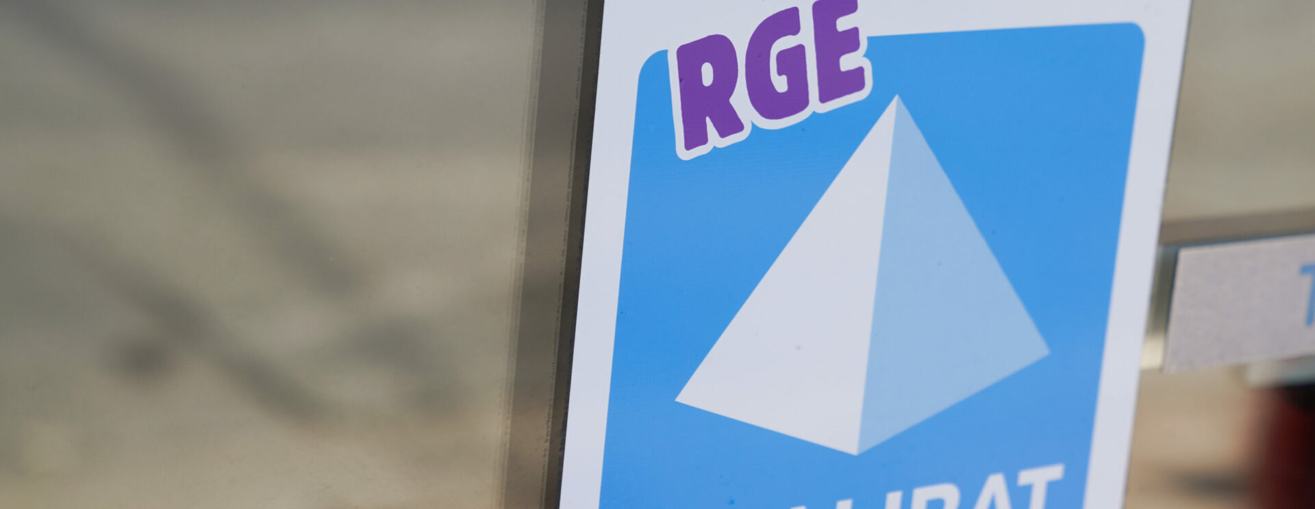 découvrez les essentiels du rge (reconnu garant de l'environnement) : un label qui assure la qualité des travaux pour des projets écoresponsables, garantissant des économies d'énergie et des aides financières.
