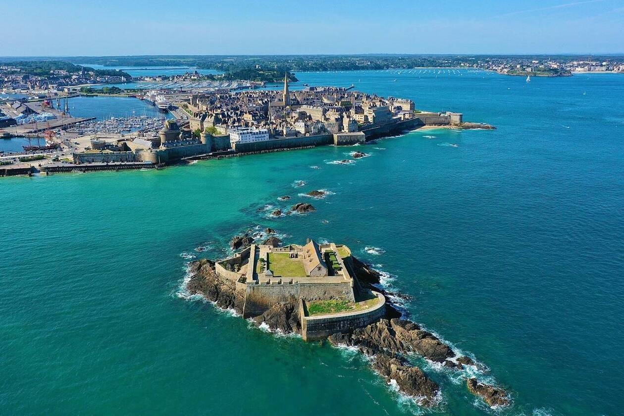 découvrez saint-malo, la cité corsaire aux portes de l'atlantique ! explorez ses remparts historiques, ses plages ensoleillées et son riche patrimoine maritime. une destination idéale pour une escapade inoubliable en bretagne.