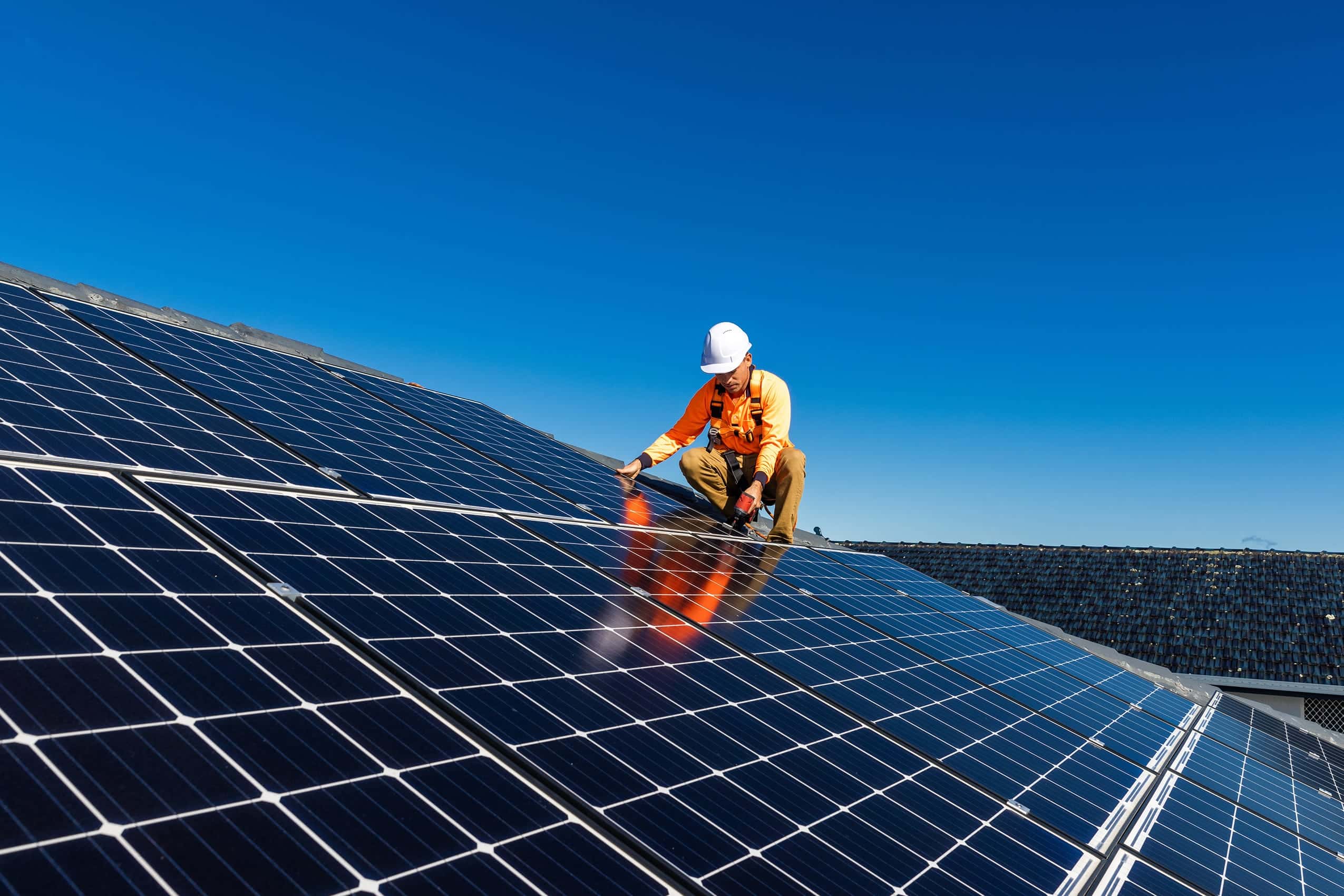 découvrez tout ce qu'il faut savoir sur le salaire d'un technicien photovoltaïque en france. informez-vous sur les facteurs influençant la rémunération, les opportunités de carrière et les perspectives d'évolution dans ce secteur en pleine croissance. trouvez des conseils pour maximiser votre potentiel salarial en tant que technicien spécialisé dans l'énergie solaire.