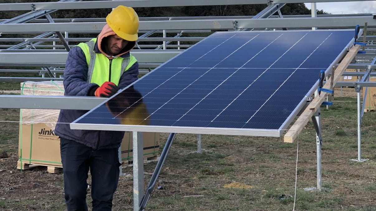 découvrez les solutions solaires innovantes en provence pour réduire vos factures d'énergie et adopter un mode de vie durable. profitez du soleil du sud de la france pour alimenter votre maison avec de l'énergie propre et renouvelable.
