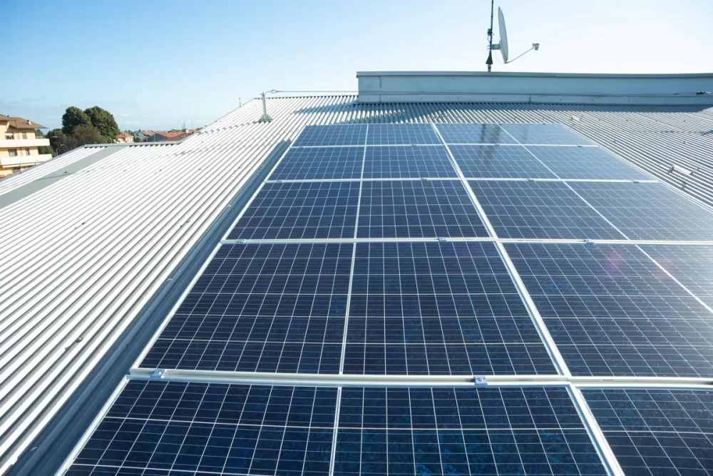 découvrez les avantages de la toiture photovoltaïque : une solution écologique et économique pour produire votre propre électricité, réduire vos factures énergétiques et contribuer à la transition énergétique. informez-vous sur l'installation, les subventions disponibles et les performances des panneaux solaires.