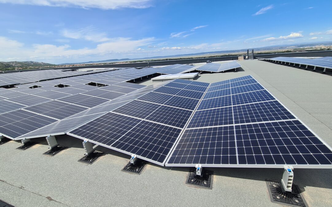 découvrez les avantages d'une toiture photovoltaïque pour votre maison. profitez d'une énergie renouvelable, réduisez vos factures d'électricité et contribuez à la protection de l'environnement grâce à une solution durable et innovante.