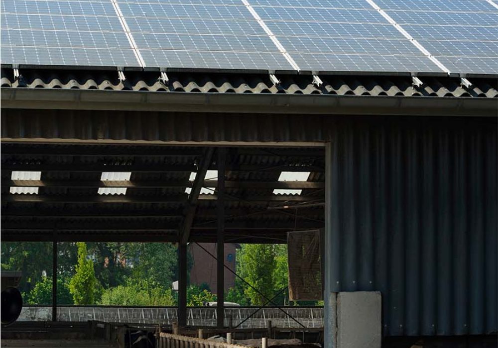 découvrez les avantages d'une toiture photovoltaïque : une solution écologique et rentable pour produire votre propre énergie, réduire vos factures d'électricité et contribuer à la transition énergétique. optez pour un habitat durable et augmentez la valeur de votre bien grâce à l'installation de panneaux solaires performants.